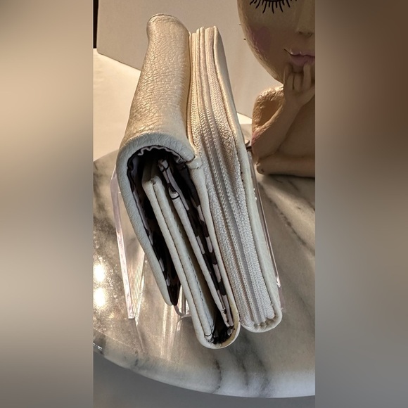 Jessica Simpson Cream Wallet with Gold-Tone Bow and Credit Card Slips - Picture 11 of 16